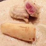 虎白 - 皮目を炙って揚げた鴨。旨味がぎゅっとつまってる。火入れも抜群。美味しい。