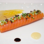 メゾン ポール・ボキューズ - 前菜は軽く燻製をかけたサーモンのルーロー　アボカドのムースリーヌ　中にクリームチーズが入っていて前代未聞の美味さでした。