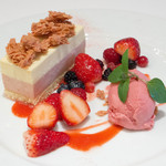 メゾン ポール・ボキューズ - デザート2皿目はいちごとホワイトチョコレートのムースディオ　ここまで一切手抜き無し(*^^*)