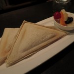 DEN - 燻製たまごのホットサンド