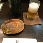 そば処 卓 - ハートランドと突き出し
      