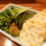 漬けアボカドとクラッカー