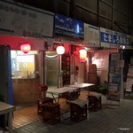 琉球立飲酒場 - 赤提灯が目印。