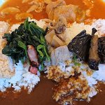 Kare No Ousama - カレーの王様 市ヶ谷店 王様スペシャルの4種のトッピング 左からハーフチキンタツタ・ほうれん草・ナスとキノコ・ハーフゆで卵