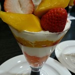 タカノフルーツパーラー - ひのしずく苺とペルーマンゴーのパフェ