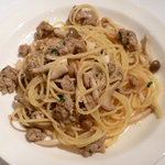 Il Giglio - 白金豚ソーセージと様々な茸のペペロンチーノスパゲッティー 黒コショウとパルミジャーノチーズの香り