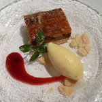 Il Giglio - 様々な木の実とドライイチジクのタルト ウガンダ産バニラのジェラートと木苺のソース