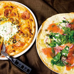 ワイアードカフェダイニングラウンジ - フラメンカeggピザ＆サーモンサラダピザ