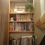 岸本食堂 - 階上にはお酒に関する書物がぎっしり