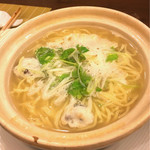 黄龍 - 魚白湯と魚丸子の土鍋煮込み麺…土鍋に麺です！白湯スープです！もうたまらんでしょ？！