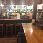 鳥太郎 - カウンター中心の店内