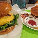 アメリカンポップカフェ ビッグベリーマン - チーズバーガーとバーガーセット（キッズメニュー）