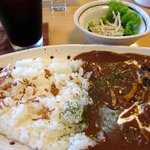 カフェ カノン - 折角、長浜に来たんですから、近江牛が食べたいですよね。 なので、近江牛ときのこのまろやかカレーにしました。 そして、ドリング付きにしましたよ。