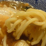 六厘舎 東京駅東京ラーメンストリート - 【2011/1/9】  つけダレに浸けたところ