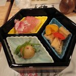 来会楽 - 前菜：新じゃが酒盗あえ、あなご南蛮漬け、生ハムりんご