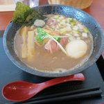 SAMURAI 桃太郎 - 煮干し豚骨らーめん　煮玉子トッピング（￥850）