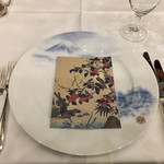 ザ・フジヤ - 飾り皿と本日のメニュー