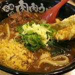 肉肉うどん - 特製カレーうどん 820円、サイコロ状の肉塊とごぼ天が2本付きます