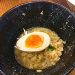 貝ガラ屋 - 残ったつけ汁に半分残しておいた貝めしを投入。味玉(１個分で１００円)を追加し、半分を載せてみました。