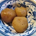 酒蔵 力 - お通しは玉こんにゃく煮物