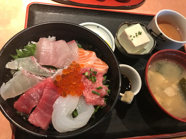 平日の唐戸市場で朝ごはん By 餃子女 市場食堂 よし よし 下関 定食 食堂 食べログ