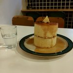 カフェ楓荘 - かなりの大きさ　楓荘のホットケーキ 850円