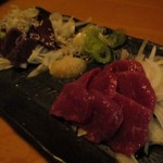 心人 - 馬刺し 赤身 と レバー。