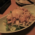 心人 - 鶏むね肉 と レタス 温泉玉子 の サラダ。