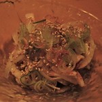 心人 - 鶏皮 の サラダ。