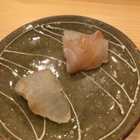 すし匠 - 手前 平目 昆布〆（秋田）
                奥 真鯛（鹿児島）