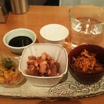 岸本食堂 - まずはお水と三品