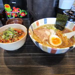 開花屋 - 醤油ラーメンにミニ角煮丼です