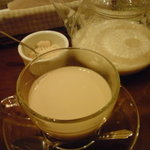 cafe chou chou - チャイ。添えられたお砂糖は三温糖でした。