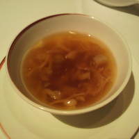 龍天門 - 絹笠茸となまこのふかひれスープ