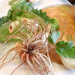 ラ・リューン - メニューB 1575円 の鶏肉と野菜とフルーツの一皿