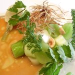 ラ・リューン - メニューB 1575円 の鶏肉と野菜とフルーツの一皿