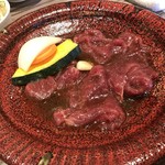 さんか亭 - 【2017年01月】薬念(ﾔﾝﾆｮﾝ)焼肉ランチ(赤物のみ)＠800円、の提供時。