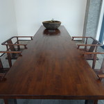 坐忘林 - バーカウンター隣のテーブル室のひとこま