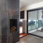 坐忘林 - バーカウンター隣のテーブル室にある暖炉