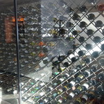 坐忘林 - 喫煙ルームから見えるワインセラー