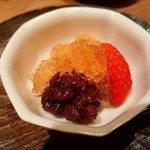 神楽坂 石かわ - 焦がし砂糖のムース　ラム酒ゼリー　小豆　苺