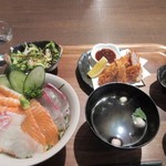 海神庵 - 日替わりランチ８８０円。

この日は海鮮丼とヒレカツのセットでした。