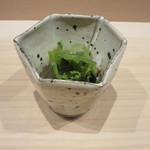 寿司つばさ - 葉山葵の醤油漬け、下に河豚の叩き