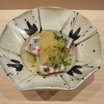 寿司つばさ - 姪浜の太刀魚を炙りで、辛味大根がのってます