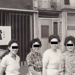 1963年当時のお店の前で