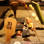 本家伴久 - 囲炉裏で食材を焼いていただきます