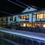 本家伴久 - かずら橋から本館を臨む