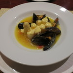 コントワール ミサゴ - アミューズ2：ムール貝の白ワイン蒸し 白アスパラガスのアイオリソース乗せ1