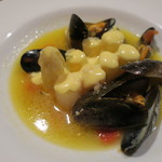 アミューズ2：ムール貝の白ワイン蒸し 白アスパラガスのアイオリソース乗せ2