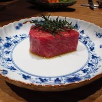 焼肉すどう 春吉 - おまかせコース
                川岸さんのサーロイン
                
                直前に塩をふって、少しだけ馴染ませローズマリーを乗せて丁寧に焼く
